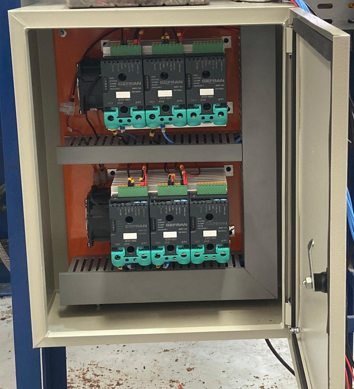 Painel com controladores GEFRAN